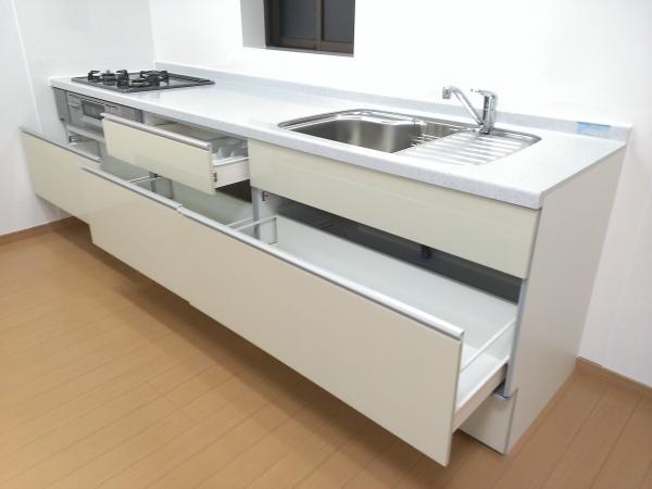 Kitchen. Is also a storage space of easy pull-out type is taken out without crouch. 