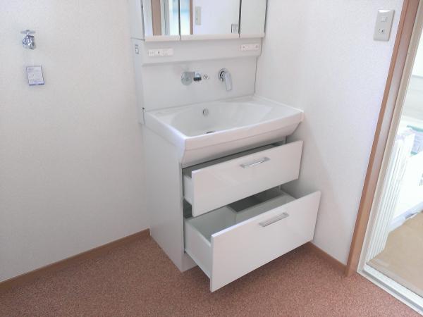 Wash basin, toilet. Here also pull-out type. Mirror three sides, It can be stored on the back. 