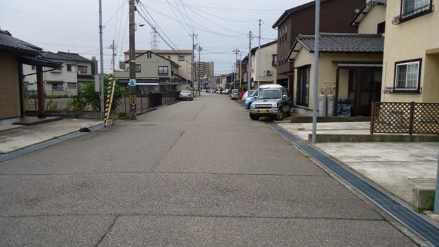 Local photos, including front road. Front road is loose in width 8m. 