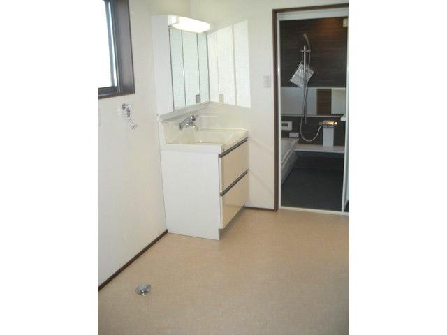 Other. Solarium shared basin dressing room