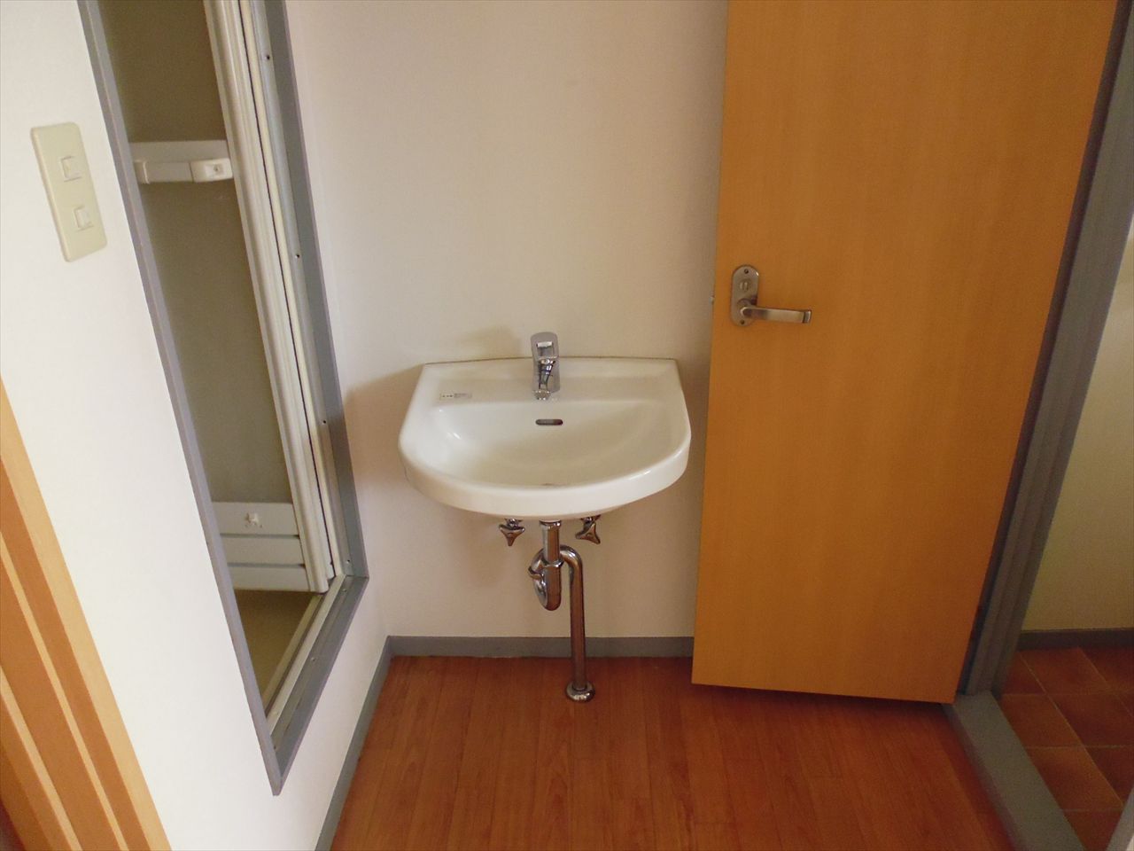 Washroom. It comes with a small wash basin!