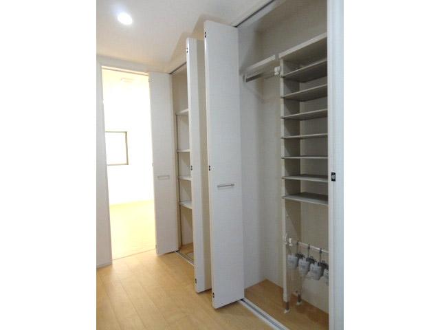 Entrance. Entrance storage has been enhanced.