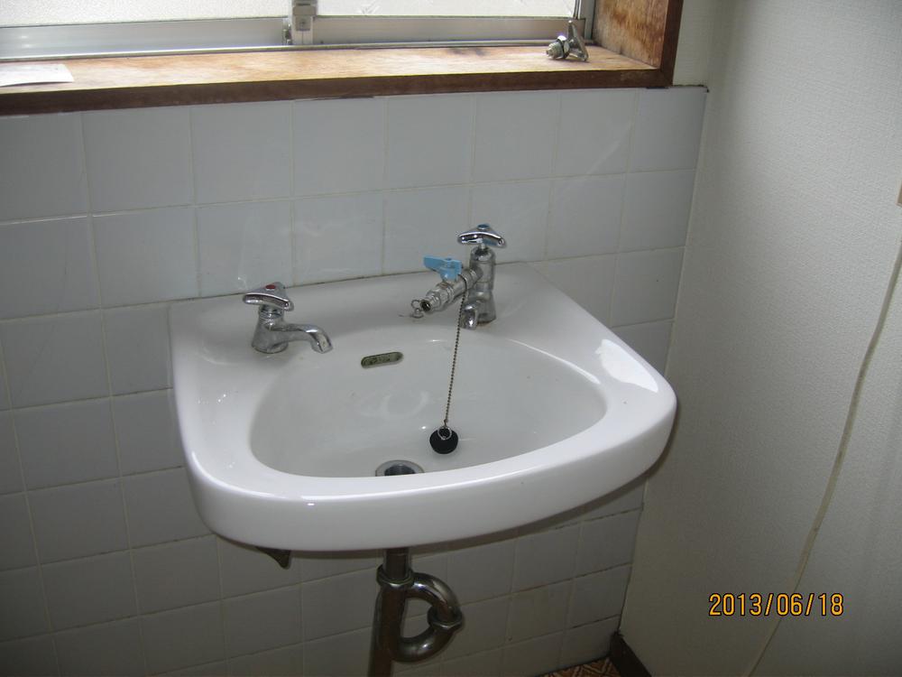 Wash basin, toilet. Indoor (June 2013) Shooting