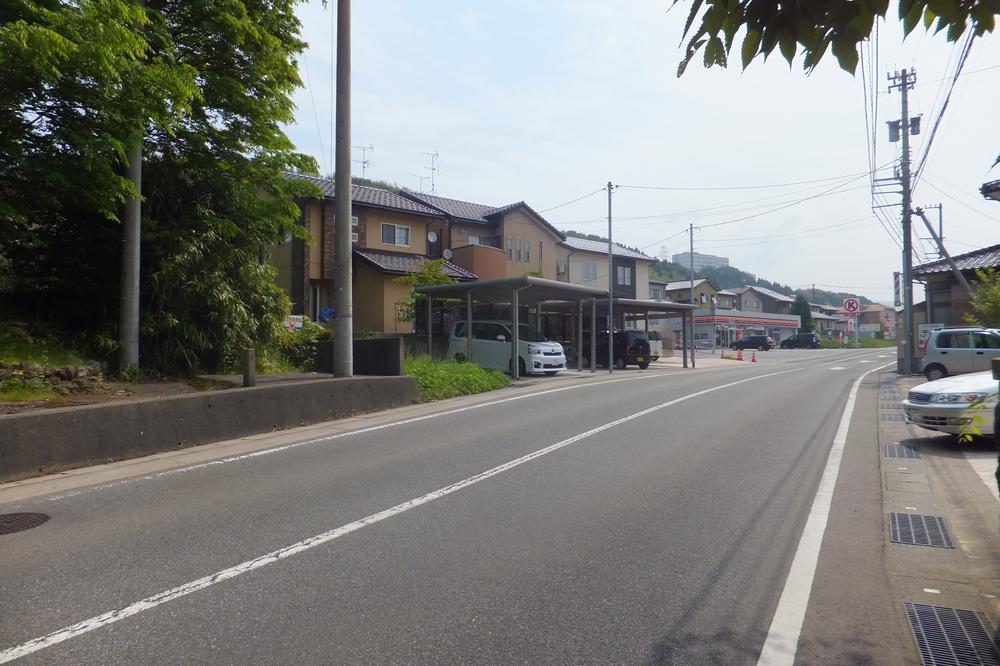 Local photos, including front road. The left hand, Next to the forest