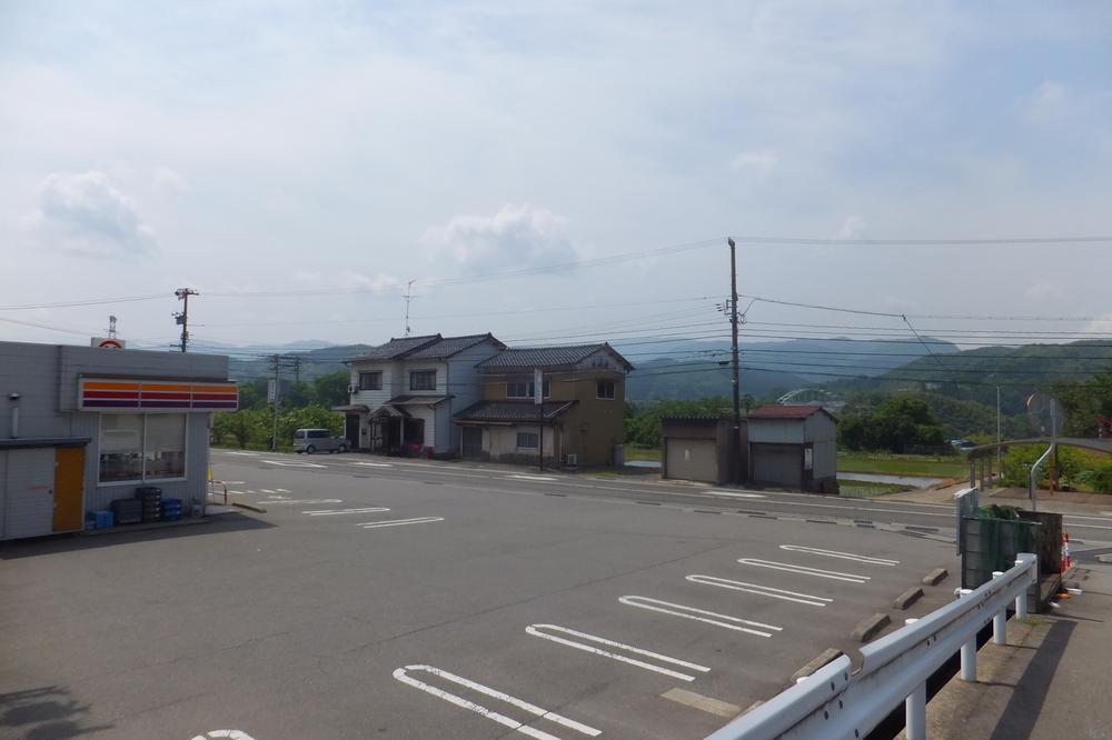 Hill photo. Landscape from a convenience store next to, Distant view might view also be seen from the window of the 2-story. 