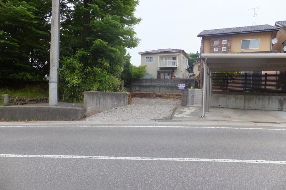 Local photos, including front road. Hiyoshi is between the forest and the front of the garage of the shrine. 