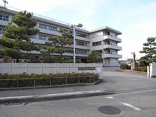 Junior high school. 1035m to Kanazawa Municipal Kitana junior high school