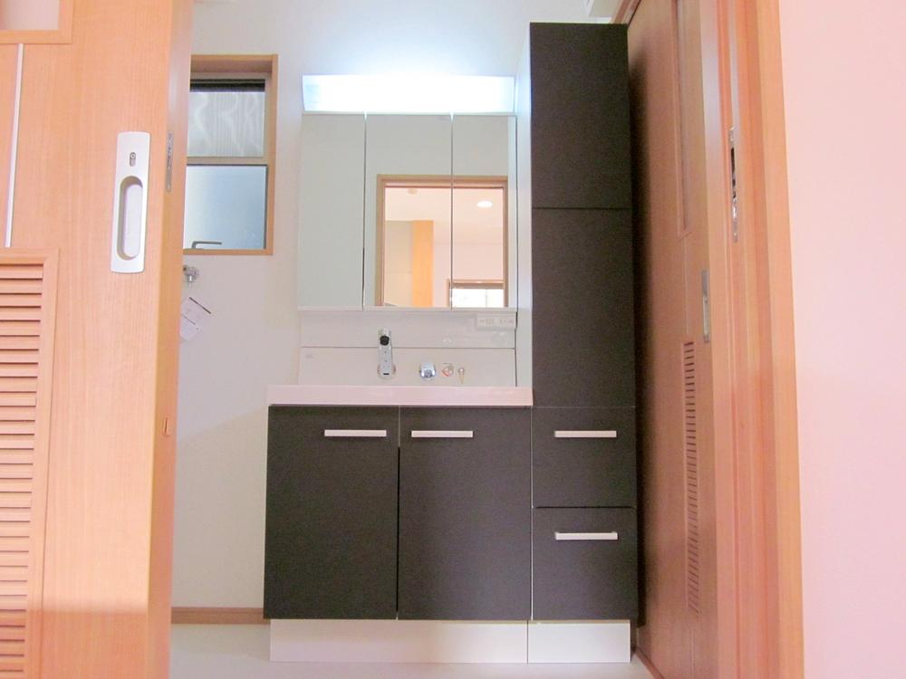 Wash basin, toilet. Indoor (11 May 2013) Shooting