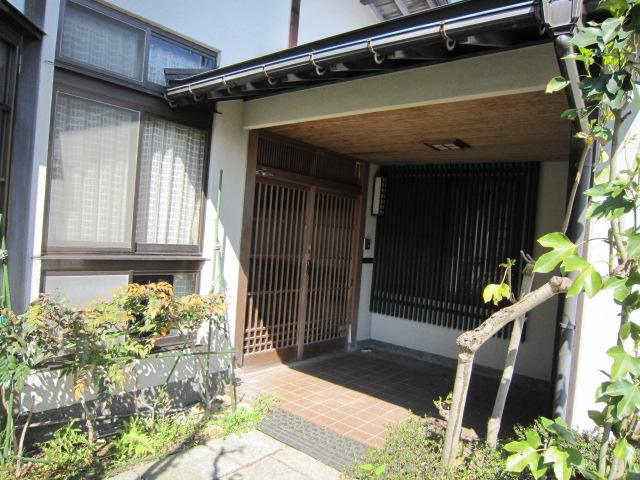 Entrance. Local (June 2013) Shooting