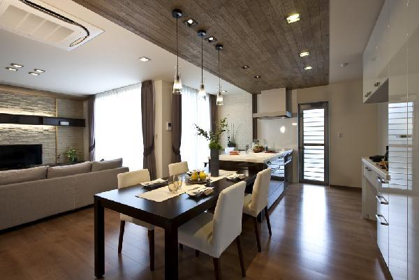 Kitchen. Spacious kitchen of spare even when cooking is lined with mother and daughter.