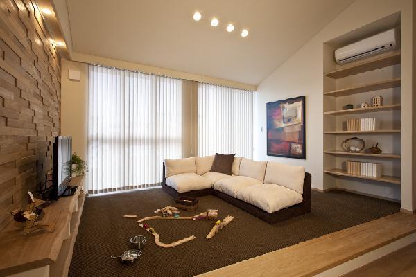 Non-living room. You can relax in the carpeted, In an open enough feeling gradient ceiling.