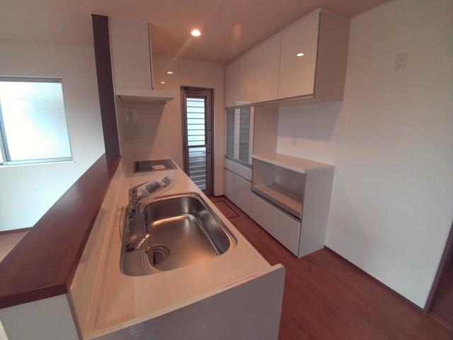 Kitchen. Dishwasher ・ IH, of course, Cupboard is also equipped.