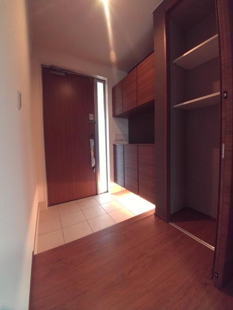 Entrance. I indirect lighting is fashionable. Housing was also provided generous.