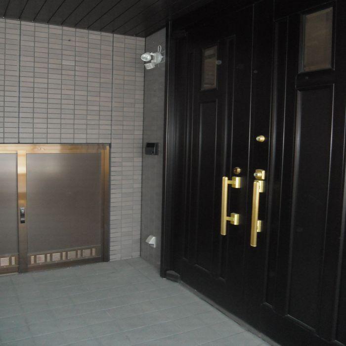 Entrance. Two door entrance