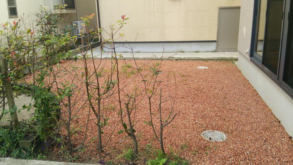 Garden. There is a spacious space.