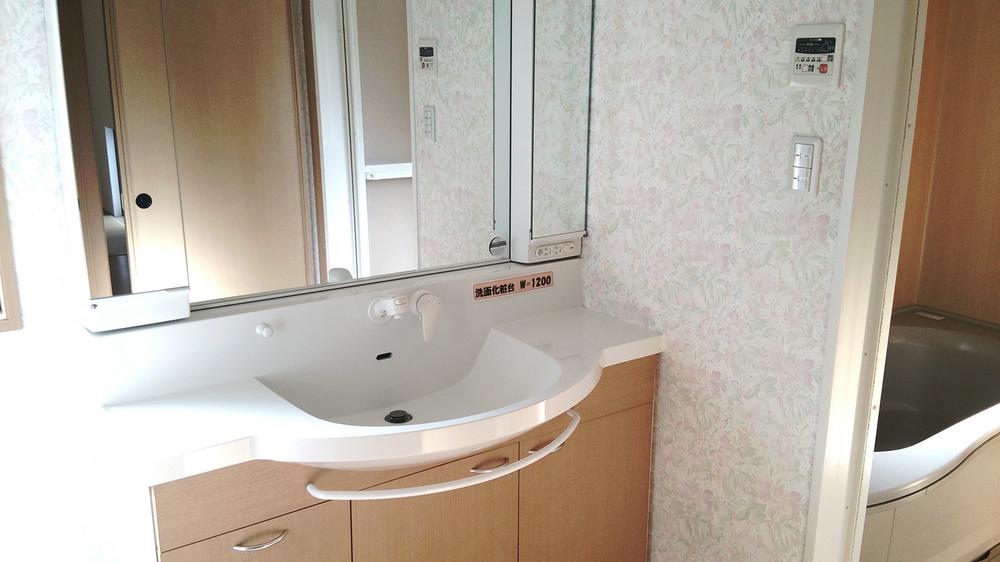 Wash basin, toilet. There are luxury.