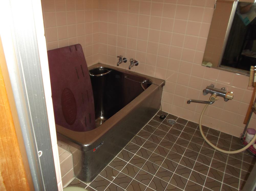Bathroom. Indoor (June 2012) shooting