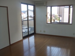 Living and room. Spacious 10 tatami ☆