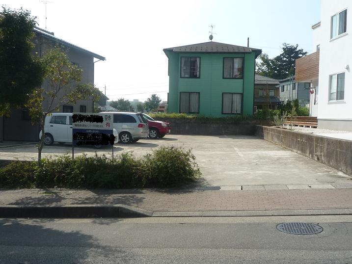 Local land photo. Facing the sidewalk with road