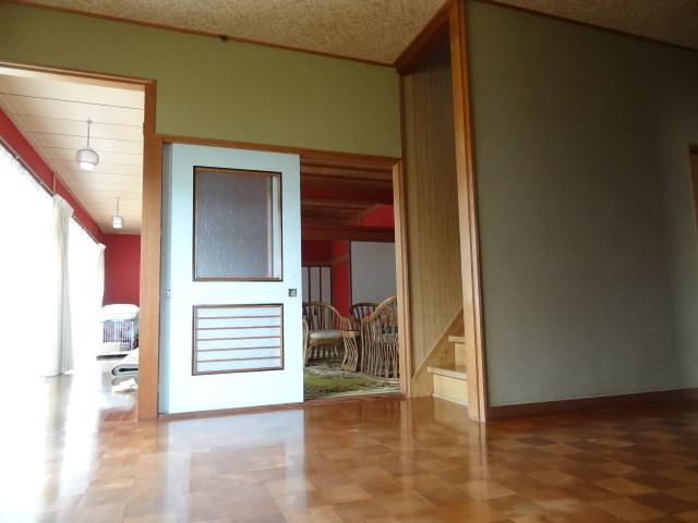 Entrance. Neat entrance