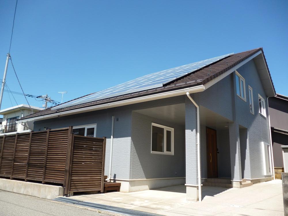 Local appearance photo. Western-style housing of the large roof is beautiful design. 