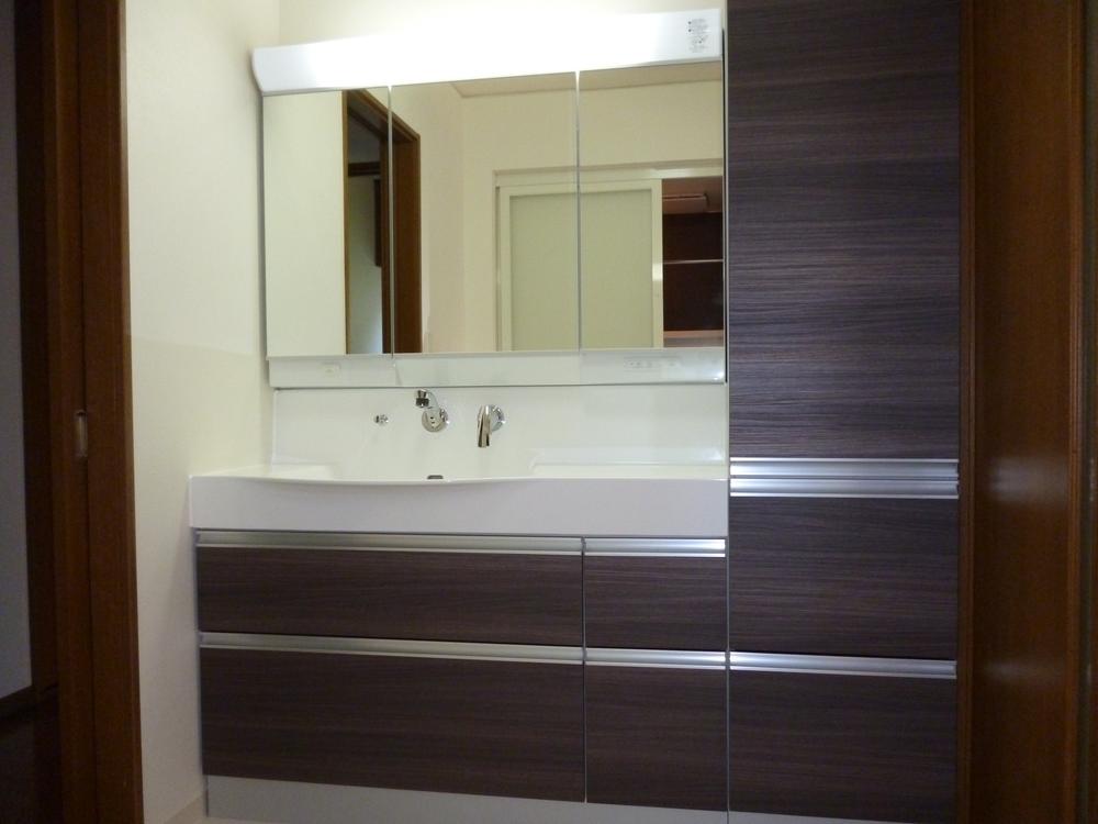 Wash basin, toilet. It is a new article already replaced the vanity of luxury specification that combines a toll-type storage plate of plus 450mm wide type of width 1200mm.