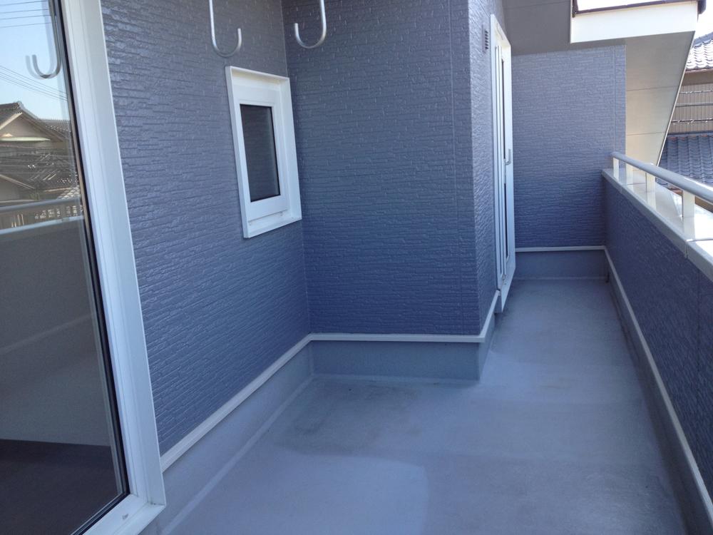 Balcony. You can enter and exit from the west side of the Western-style 2 room at about 11 Pledge.