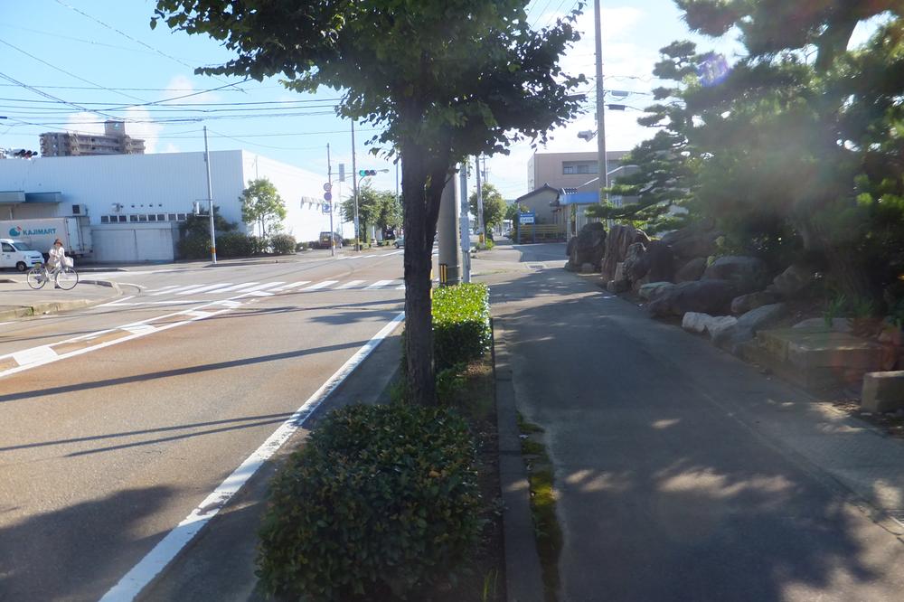 Local photos, including front road. Odori along the sidewalk