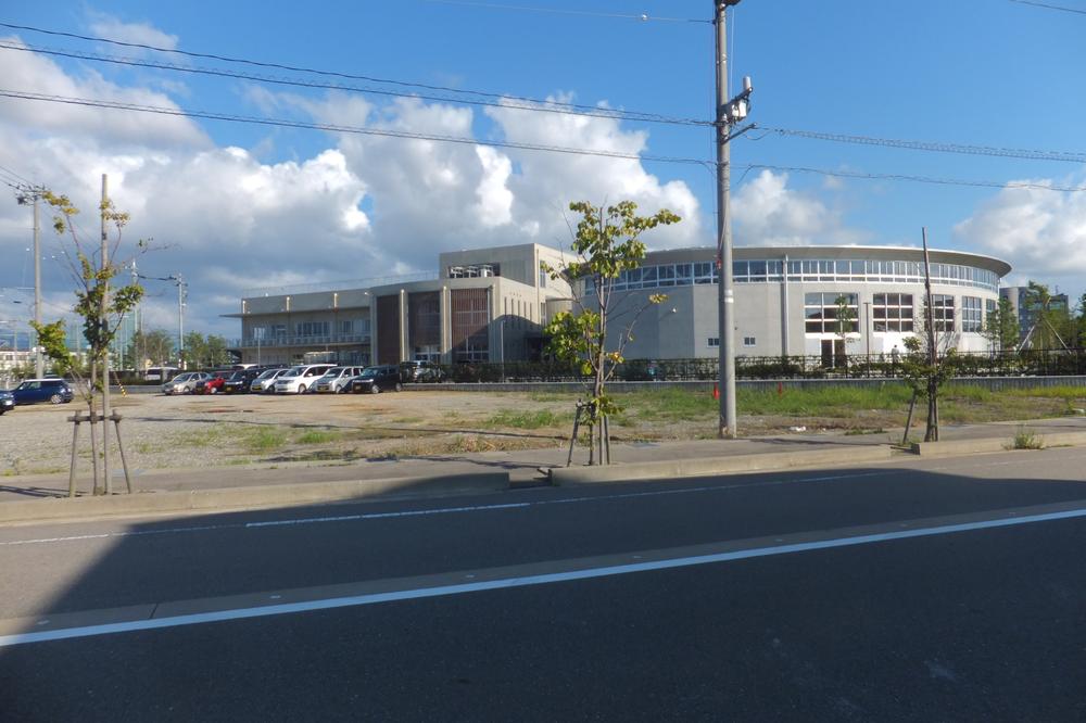 Primary school. A 4-minute walk of the new door panel elementary school