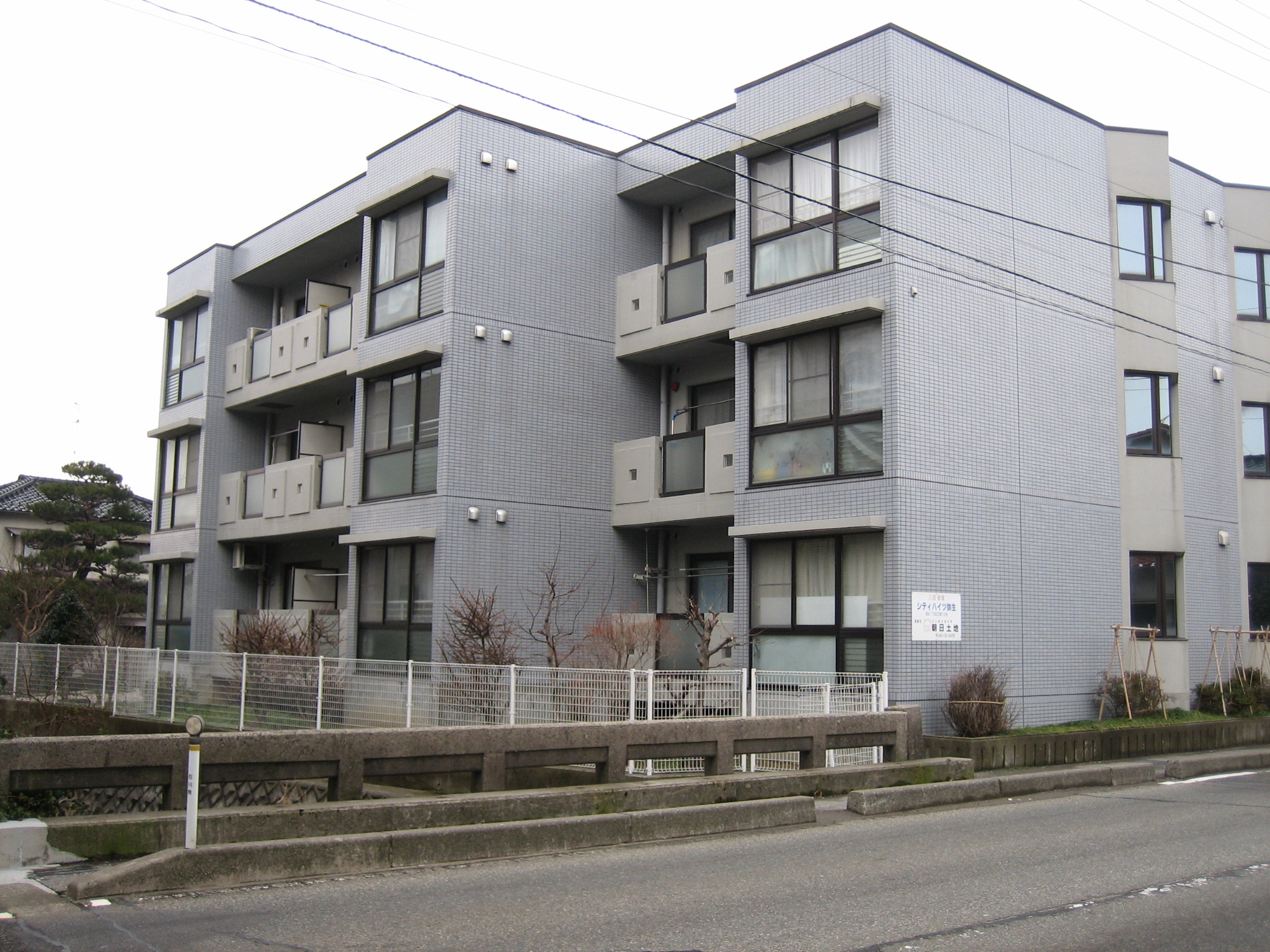 Building appearance. When viewed from the south side (rear)