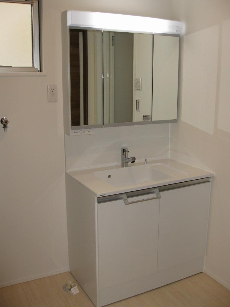 Wash basin, toilet. Washroom