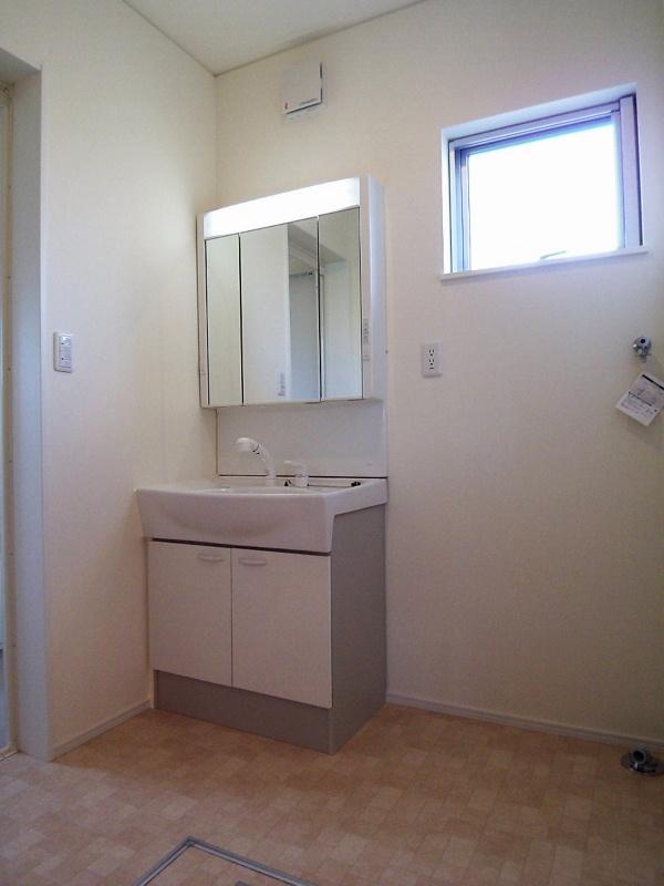 Wash basin, toilet. Indoor (11 May 2013) Shooting