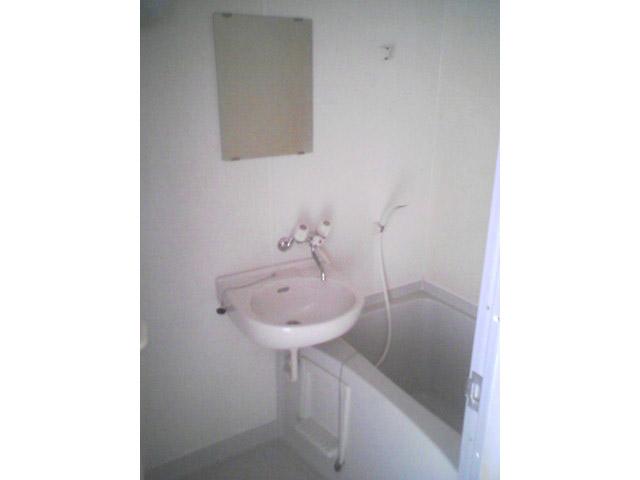 Bathroom. Bath and toilet is another. (Situation of the previous tenants)