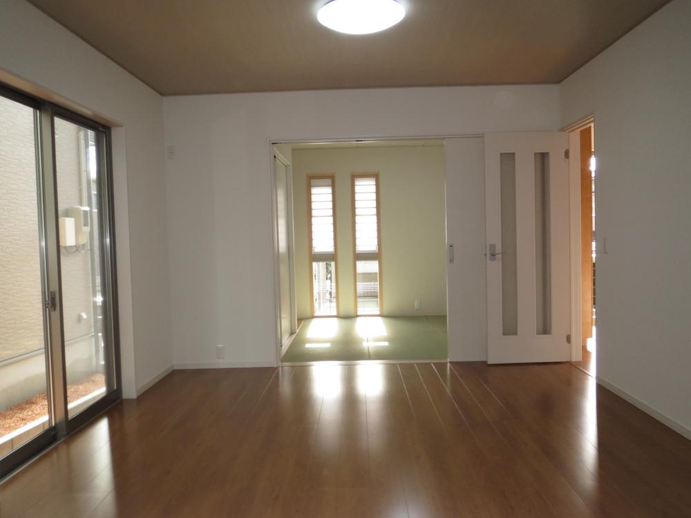 Living. Living and Japanese-style connection between