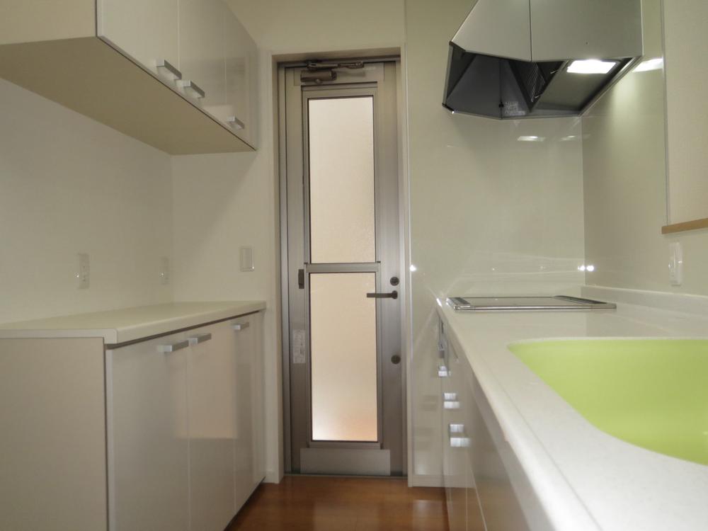 Kitchen. Cupboard back door IH heating t error