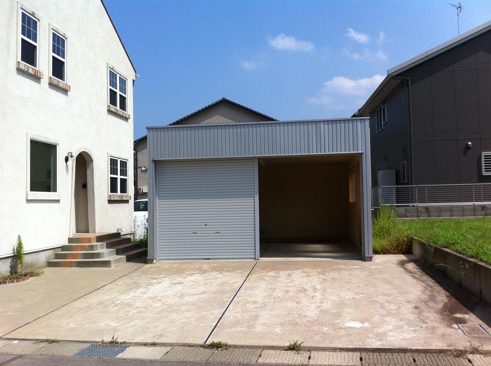 Local appearance photo. Workshop with (garage)