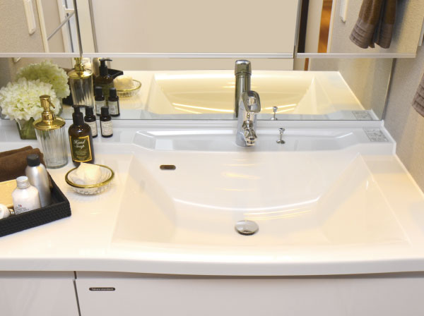 Bathing-wash room.  [Washbasin bowl biased] Vanity of the integral there is no seam of the counter and bowl, Beautifully Easy to clean. Wide one-sided counter, You can use the laundry sorting, etc..