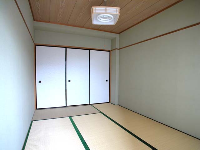 Living and room. Japanese-style room. Reference is a picture.