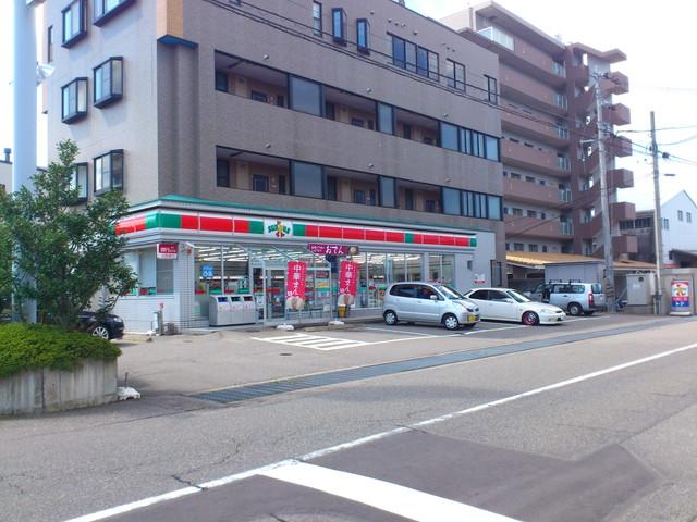 Local photos, including front road. Local convenience store