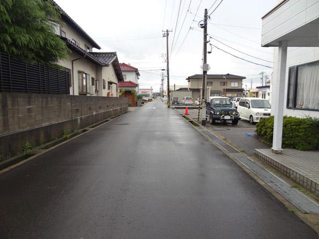 Local photos, including front road. Fushimidai elementary school