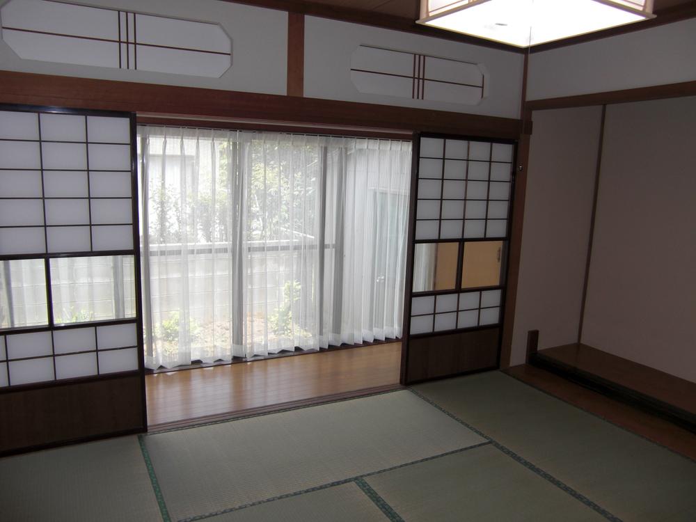 Non-living room. There is also a veranda in the Japanese-style room