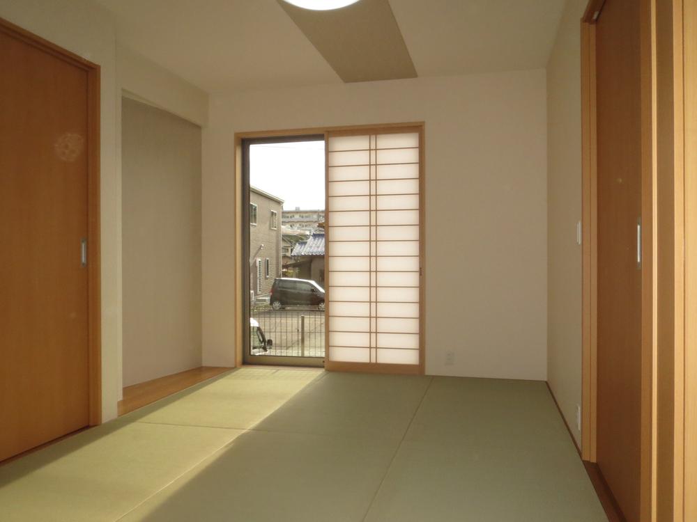 Non-living room. Japanese-style room 6.5 Tatamien without tatami closet with south daylighting