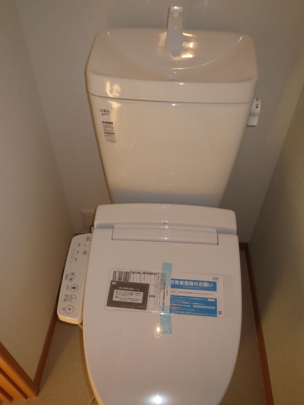 Toilet. Hot water shower toilet ・ The second floor is western style