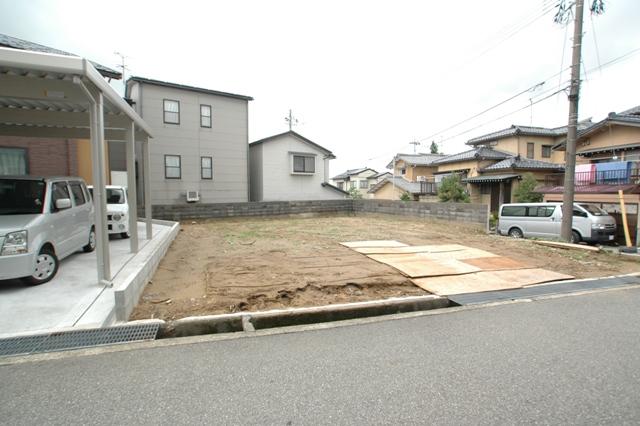 Local land photo. Frontage also spacious 12m. Parallel parking that can also be grounds shape. 