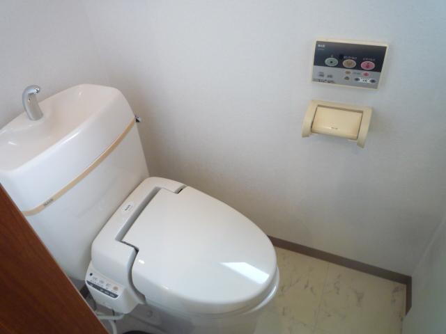 Toilet. Indoor (12 May 2013) Shooting