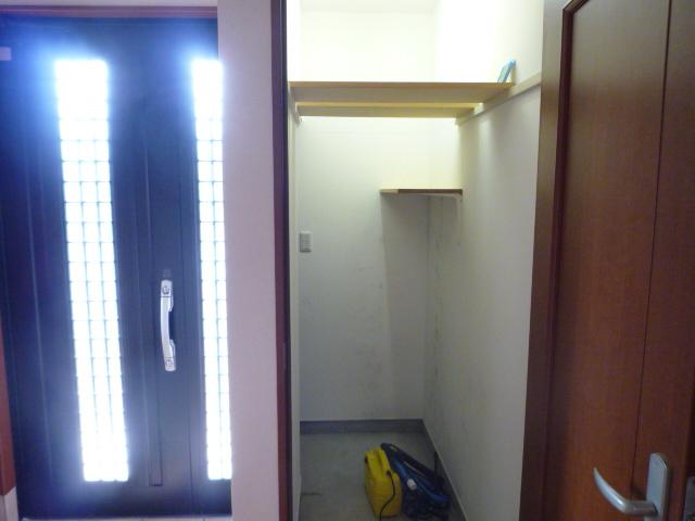 Receipt. Entrance next to storage (December 2013) Shooting