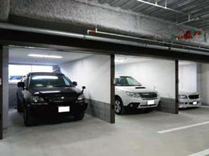 Buildings and facilities. Available electric remote control shutter with condominium garage of the large car correspondence. Prepare a condominium garage with electric remote shutter to protect the other in the car of the outdoor flat postfix expression weather and mischief from such. Also set up a separate entrance door and shutter. This is useful in and out of the luggage in the garage (same specifications)