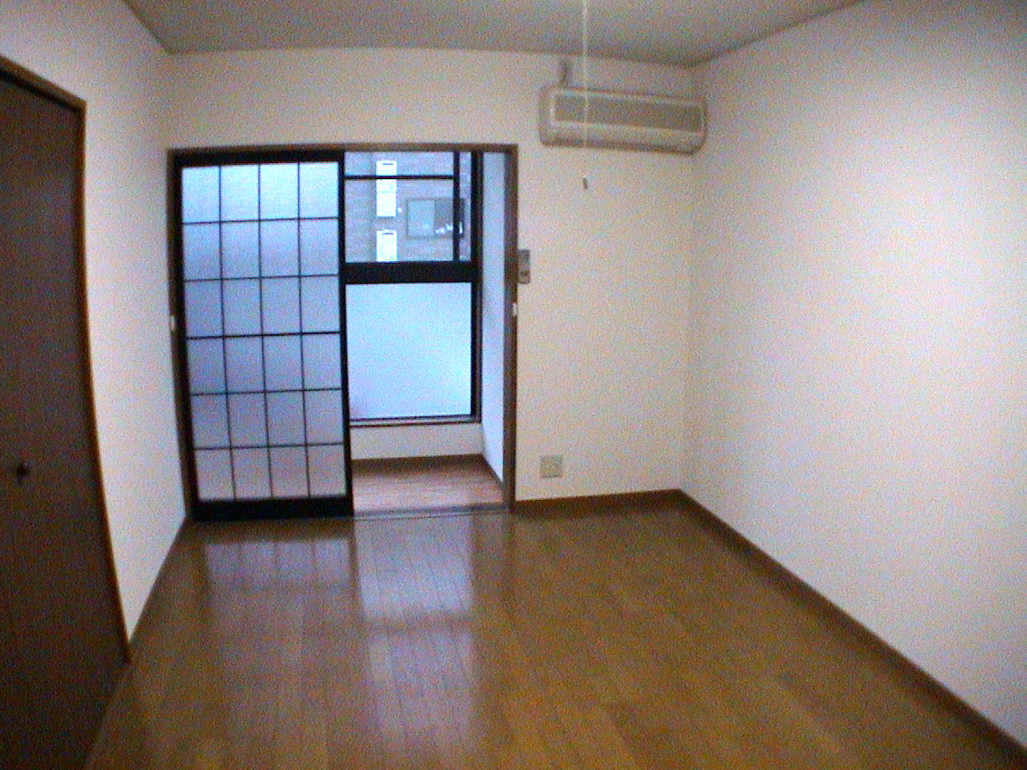 Living and room. Western style room ・ Air conditioning ・ Sunroom