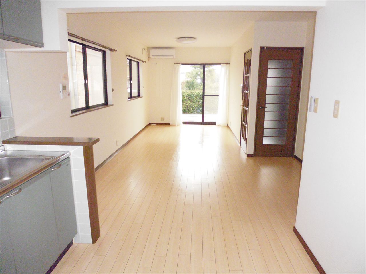 Living and room. Light enters a lot from Hiroi living window!