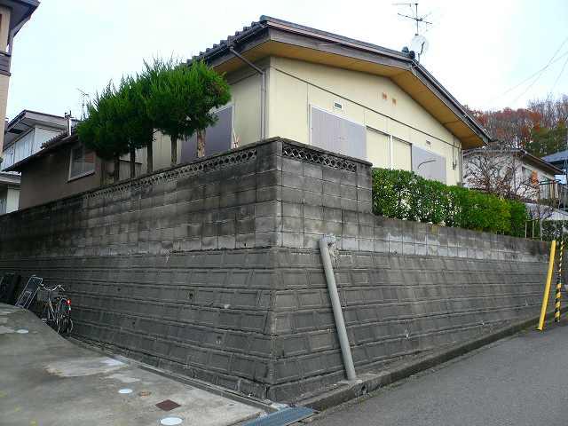 Local appearance photo. One-story construction in a lightweight steel frame